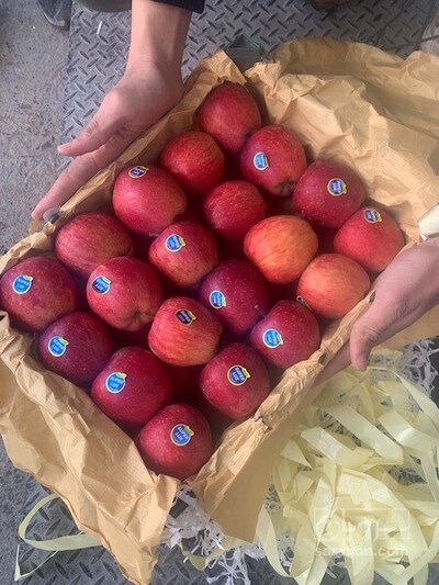 فروش سیب قرمز