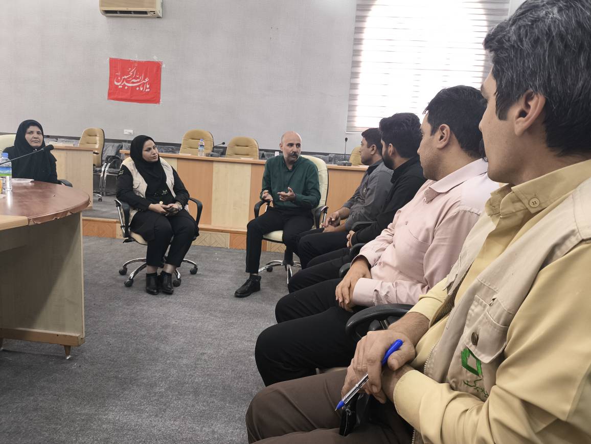نشست رسمی جمعی از مدیران و کارشناسان حوزه کشاورزی در یک سالن اداری، با حضور نمایندگان تولیدکنندگان و فعالان زنجیره تأمین.